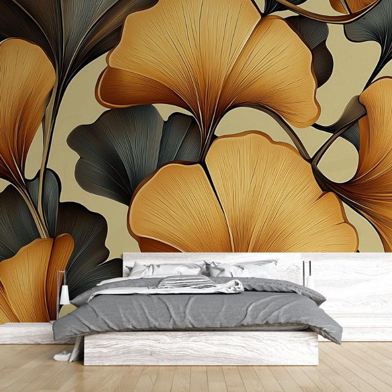 Un mur peint en or avec un effet patiné, apportant une touche vintage et chic à un intérieur français